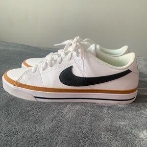 Nike women's Court Legacy size 10